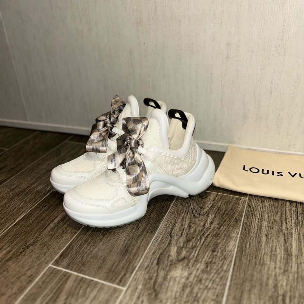 Women’s LV sneakers us size 8